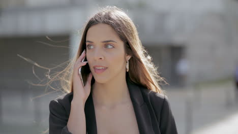 Surprised-girl-talking-by-cellphone-outdoor