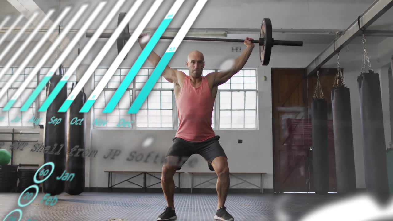 animación de gráficos y procesamiento de datos sobre hombre caucásico levantando pesas en el gimnasio