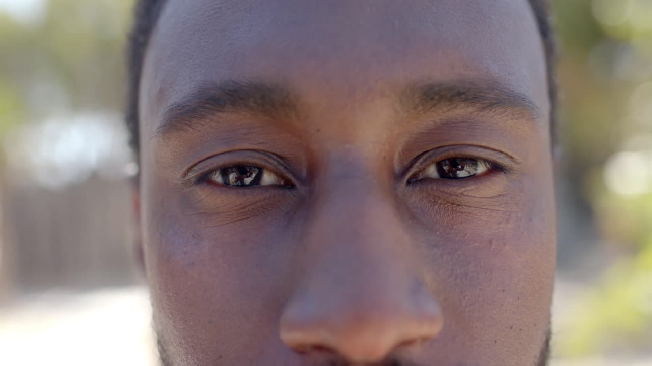 Retrato de homem negro feliz em casa de praia