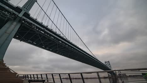 Timelapse-Del-Puente-Ben-Franklin-En-Filadelfia,-Pa-Durante-La-Mañana-De-Diciembre