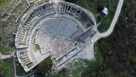 Vista-De-Pájaro-Giratoria-De-Un-Antiguo-Teatro-Griego-Con-Su-Escenario-Y-Ruinas