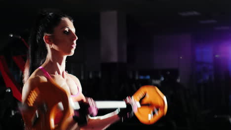 Sportliche-Frau-Trainiert-Die-Muskeln-Der-Hände-Mit-Einem-Weiblichen-Bodybuilding-Mit-Langhantel