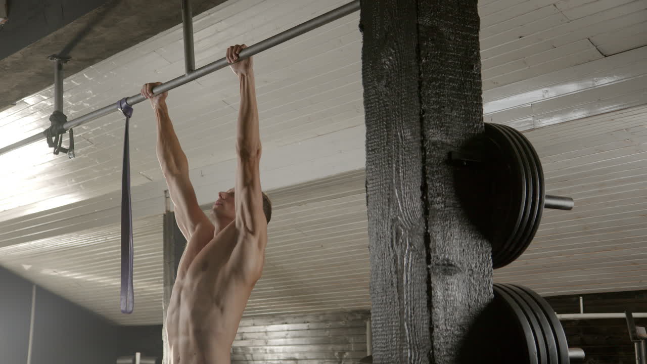 hombre haciendo flexiones en el gimnasio