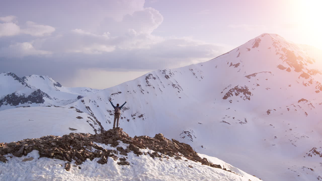 турист достигает вершины горы