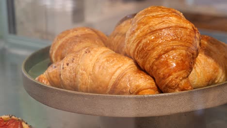 deliciosos croissants en exhibición