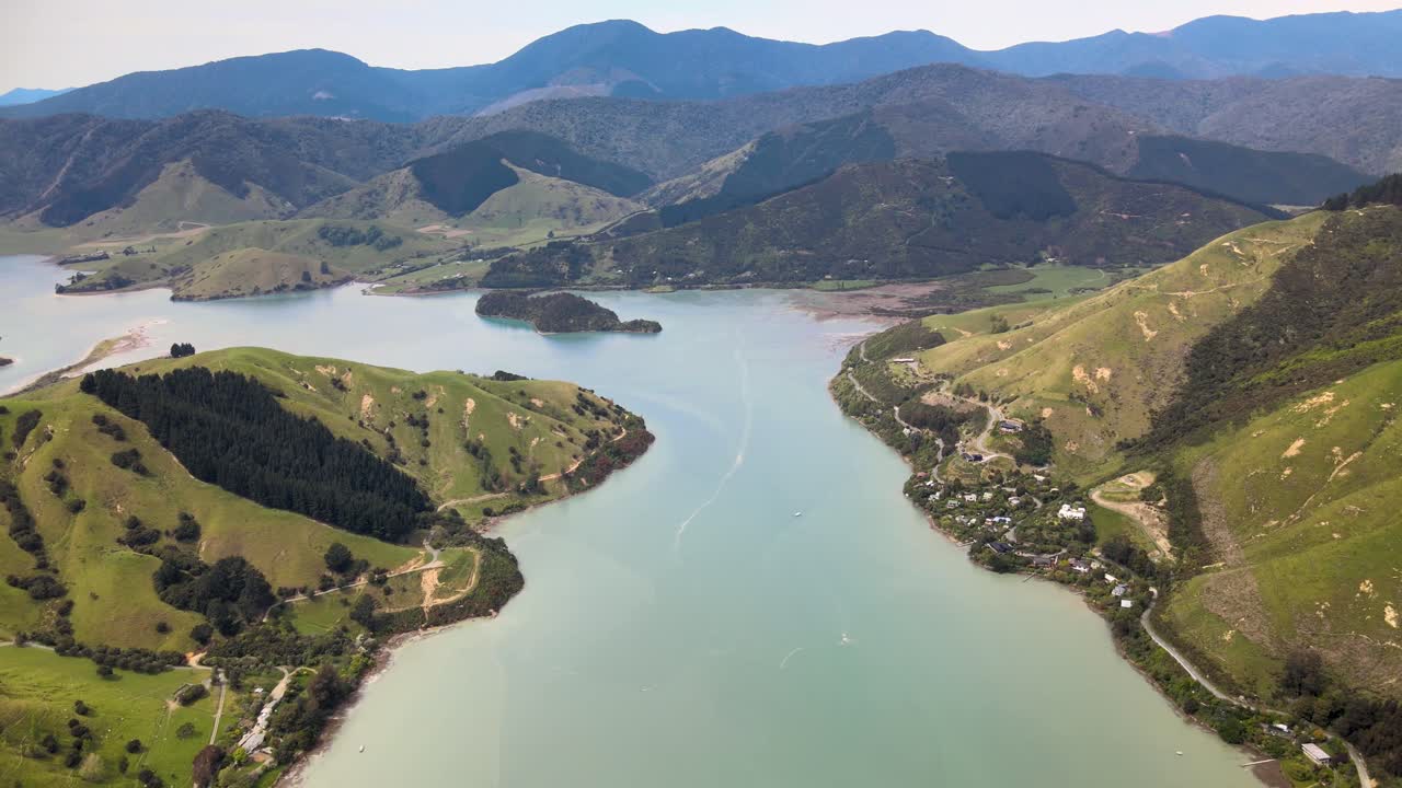 뉴질랜드 의 델라웨어 만 과 케이블 만 의 평온 한 물 에서 녹색 섬 들 의 공중 사진