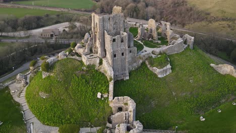 Farbkontrast-Von-Green-Hill-Und-Corfe-Burgruinen-In-Der-Grafschaft-Dorset,-England