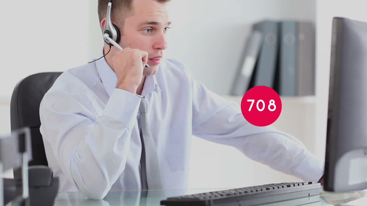 전화 헤드을 착용한 사업가 위에서 변하는 숫자의 애니메이션