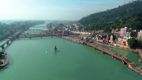 haridwar disparado desde el aire sobre el sagrado río ganges.