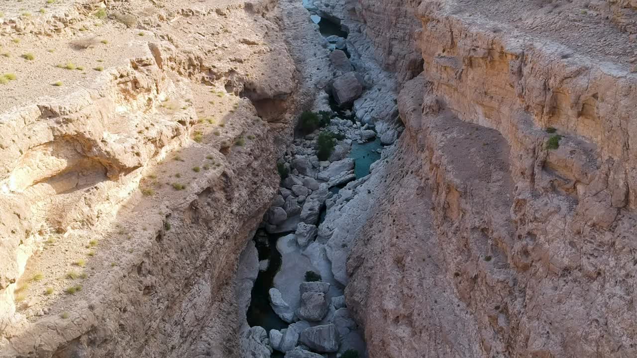 aerial del increíble oasis de wadi tiwi con agua turquesa y cañón en el sultanato de omán
