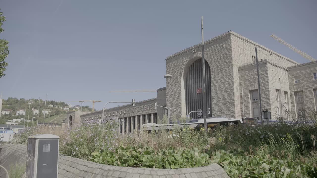 독일 슈투트가르트 중앙역 정문에서 거리를 가로지르는 카메라