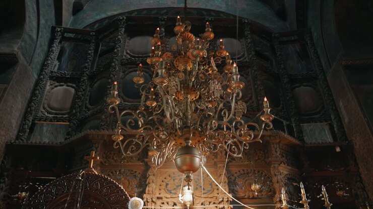 Lampadario vintage all'interno del monastero di Mera a Vrancea, Romania. Scatto dal basso.