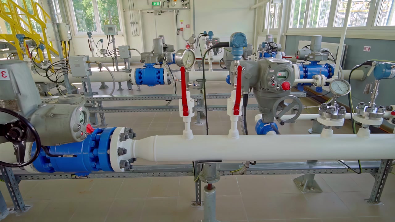 Sistema di controllo per condotte industriali con valvole, manometri e configurazione di automazione.