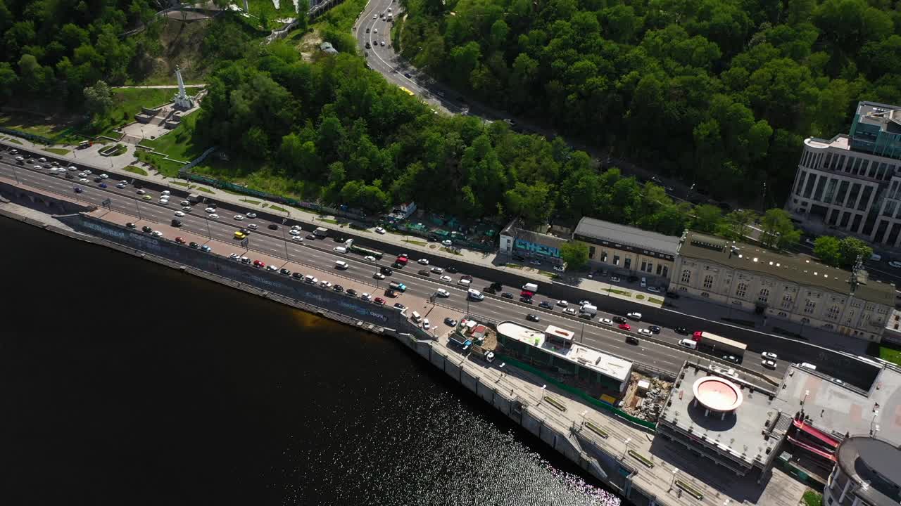 강 과 고속도로 가 있는 도시 의 공중 사진