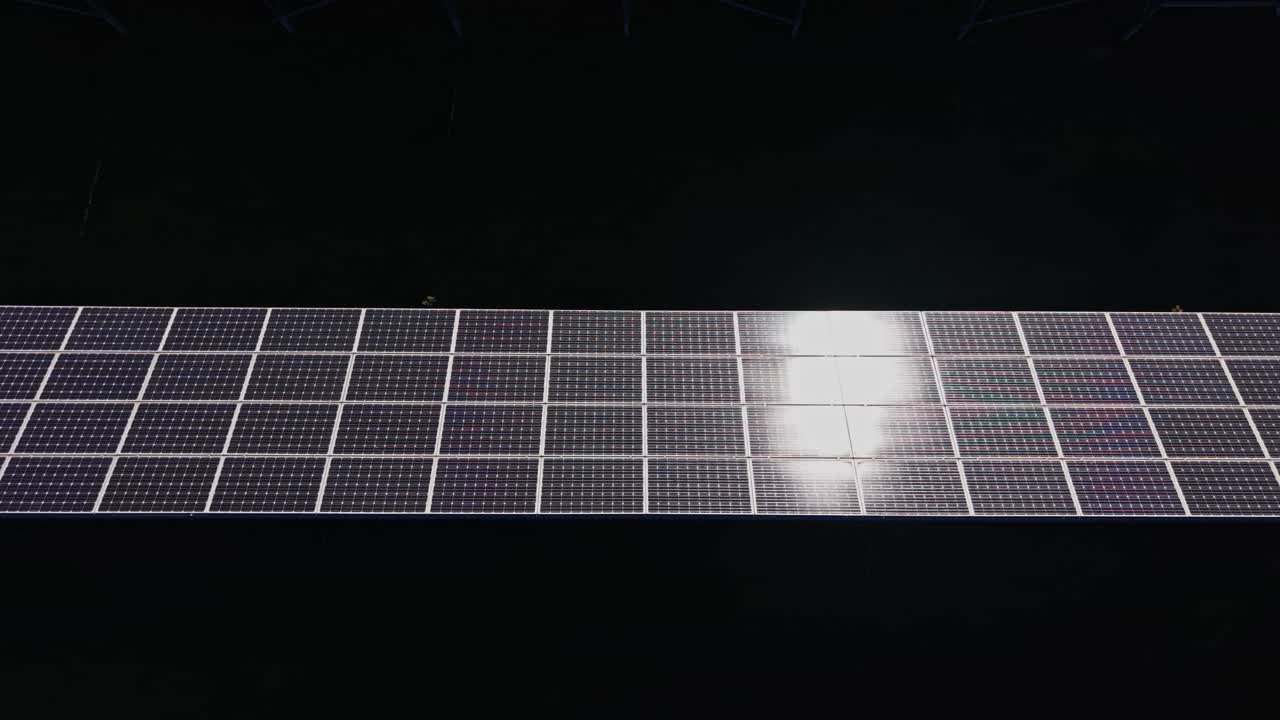 Pannelli solari sul tetto che catturano la luce solare in un cielo limpido