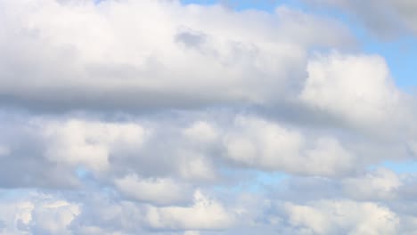 nubes esponjosas a principios del verano.
