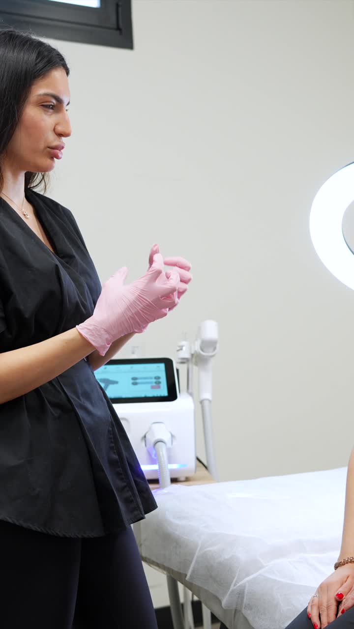 Profesional de estética explicando un tratamiento a un cliente en la clínica