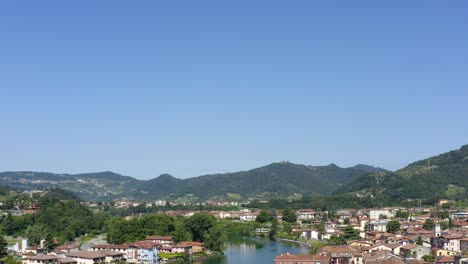 Lago-Iseo-Y-Ciudad-Italiana-En-Verano---Toma-Aérea-De-Drones