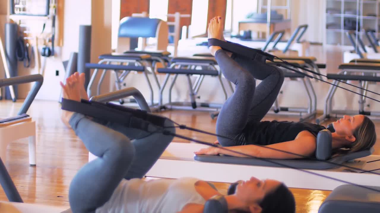 Donne che si allenano sugli attrezzi da palestra