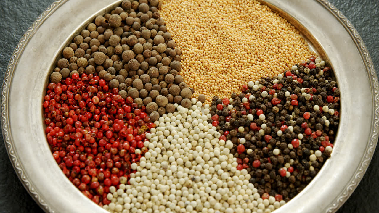 varios tipos de especias en el plato 4k