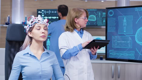 paciente femenina con los ojos cerrados usando auriculares con sensores cerebrales