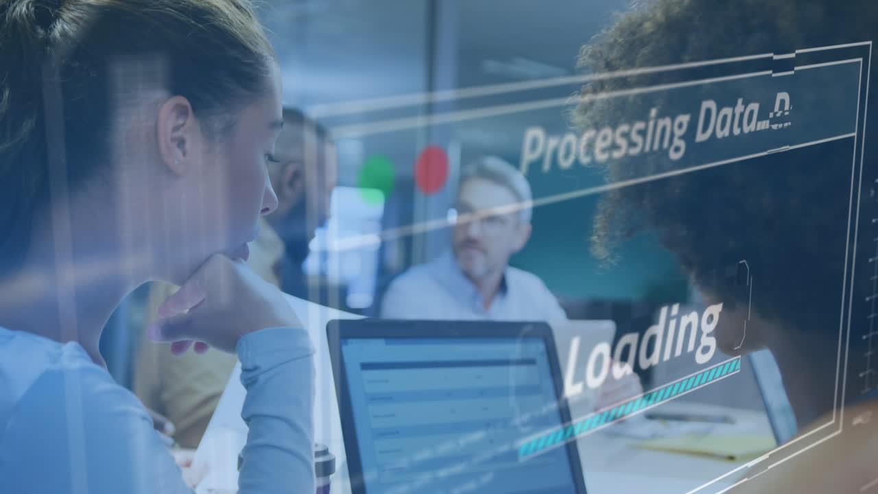 animación del procesamiento de datos financieros sobre diversas personas de negocios que trabajan en la oficina