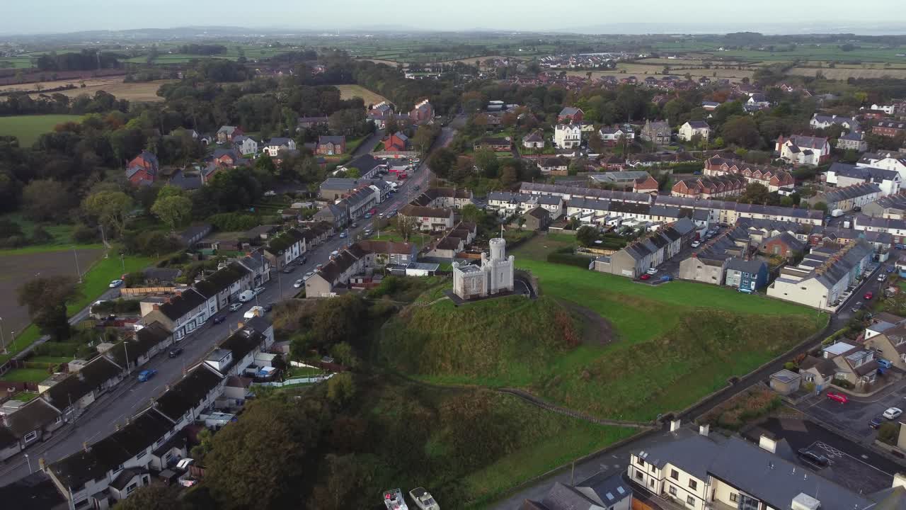 vista aérea del foso en la ciudad de donaghadee en un día nublado, condado de down, irlanda del norte