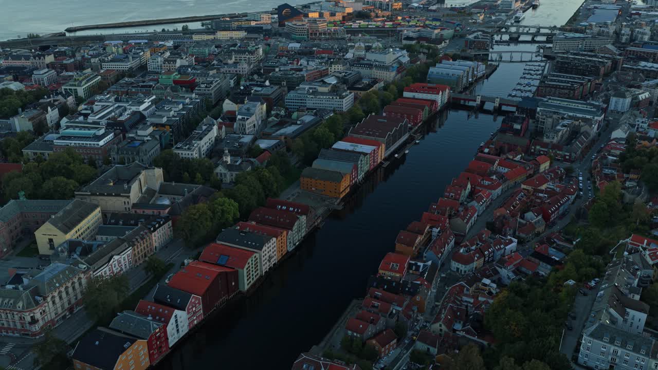 Edifici sul lungofiume Nidelva visti dall'alto nella pittoresca città di Trondheim