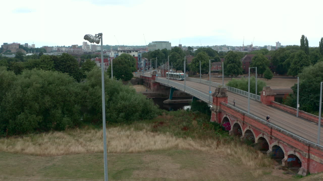 disparo de dron descendente del tranvía de nottingham sobre el puente de peaje del río trent wilford