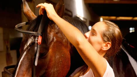 mujer preparando arnés para caballo 4k
