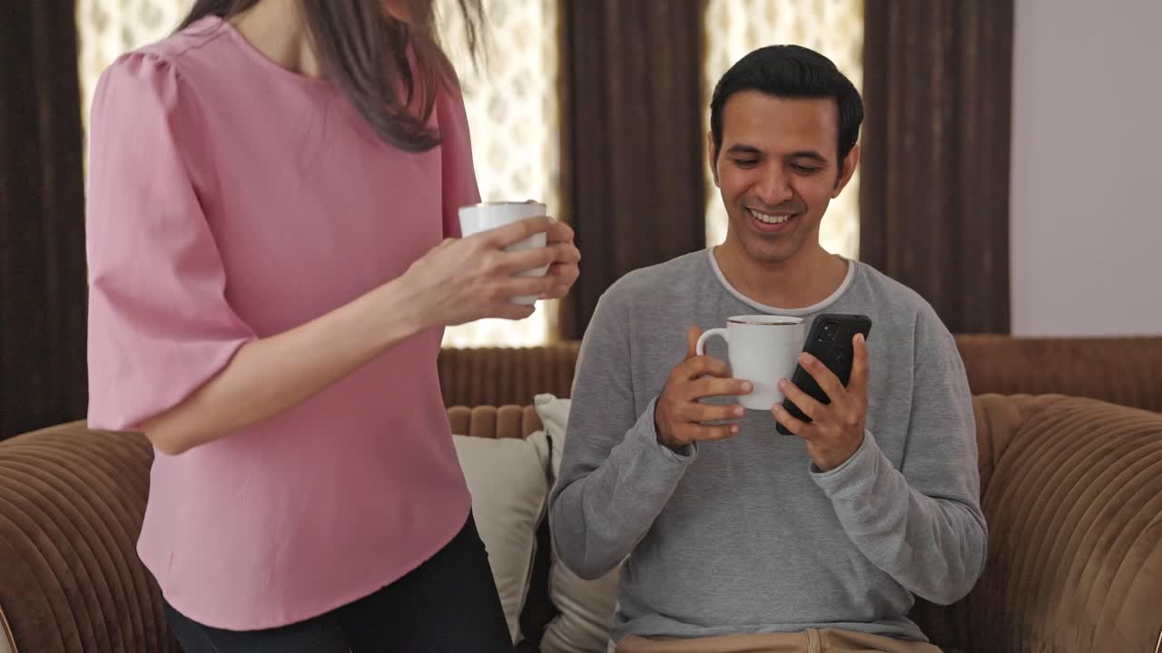 hermosa esposa india trae té para su marido