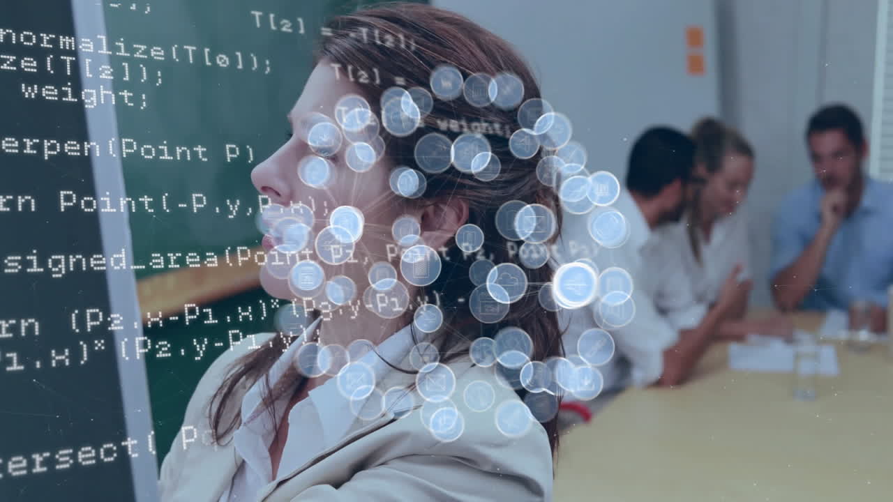 animación de procesamiento de datos e íconos sobre diversas personas de negocios discutiendo el trabajo en la oficina