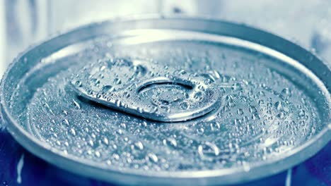 la tapa de la lata de soda de aluminio de refresco con hielo da la vuelta al círculo.