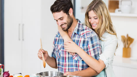 Una-Pareja-Caucásica-Sonriente-Preparando-Comida-Juntos-En-La-Cocina-De-Casa