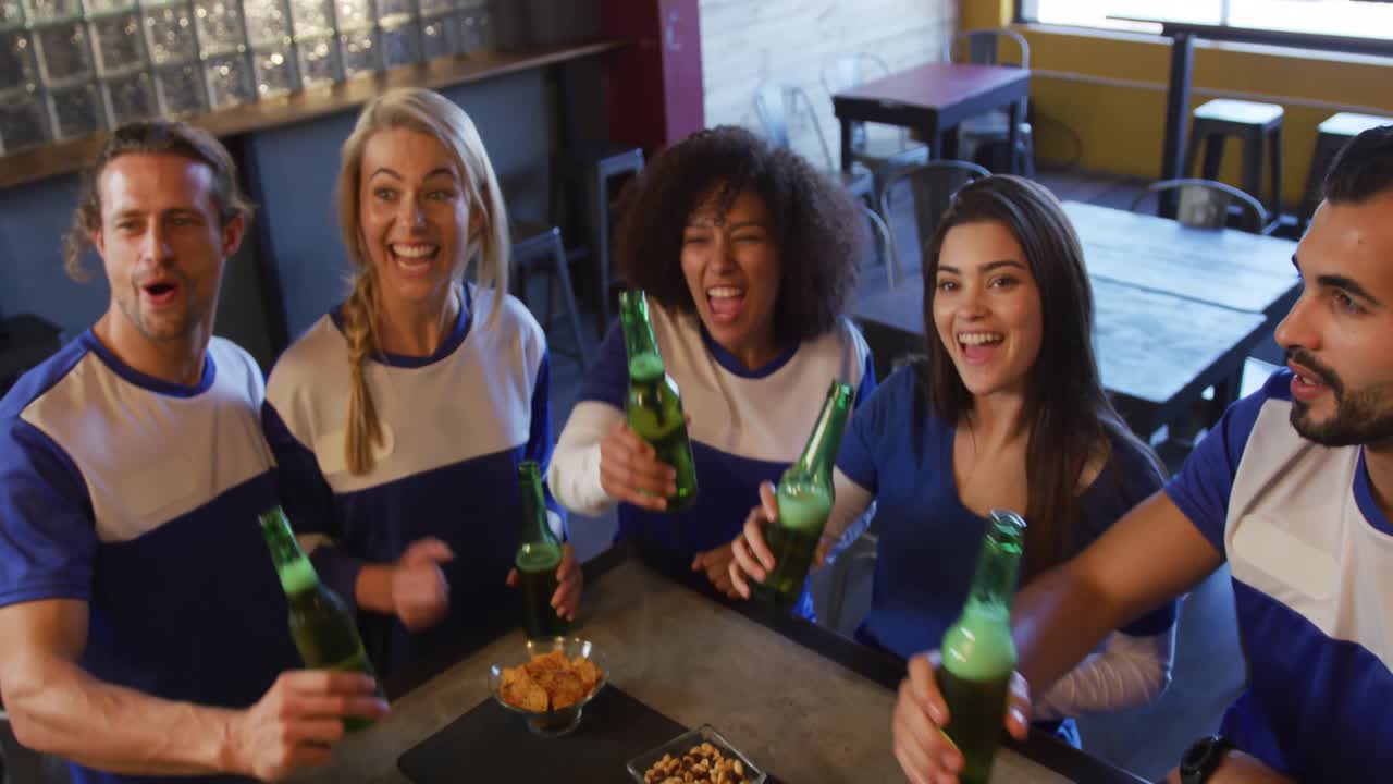amigos en el bar de un pub divirtiéndose