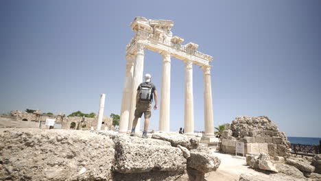 excursionista explorando el teatro de la ciudad del lado de apolo turquía