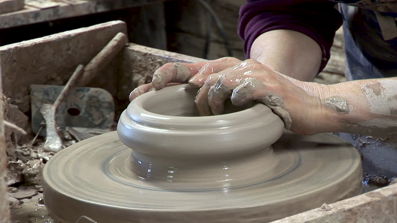 물레 위에서 도자기를 빚는 도공