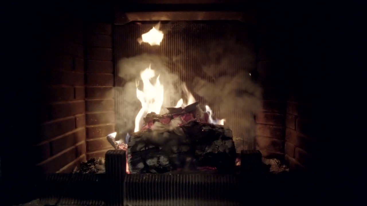 벽난로에서 나무를 태우는 것