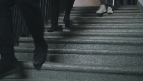 personas subiendo escaleras