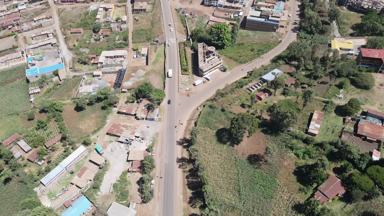 Traffico stradale nel villaggio di Loitokitok, Kenya, vista aerea