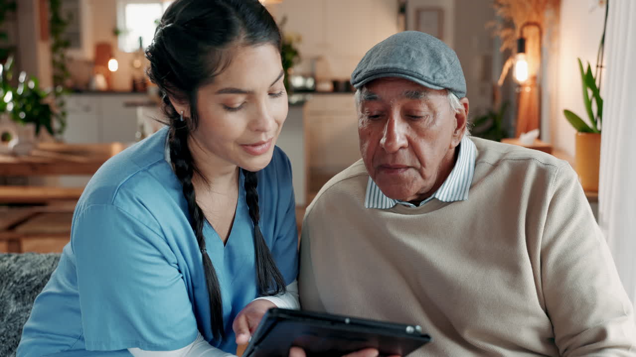 una mujer joven le está dando a un hombre mayor una tableta