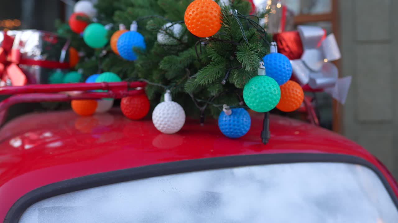 빨간 차 에 있는 크리스마스 장식품