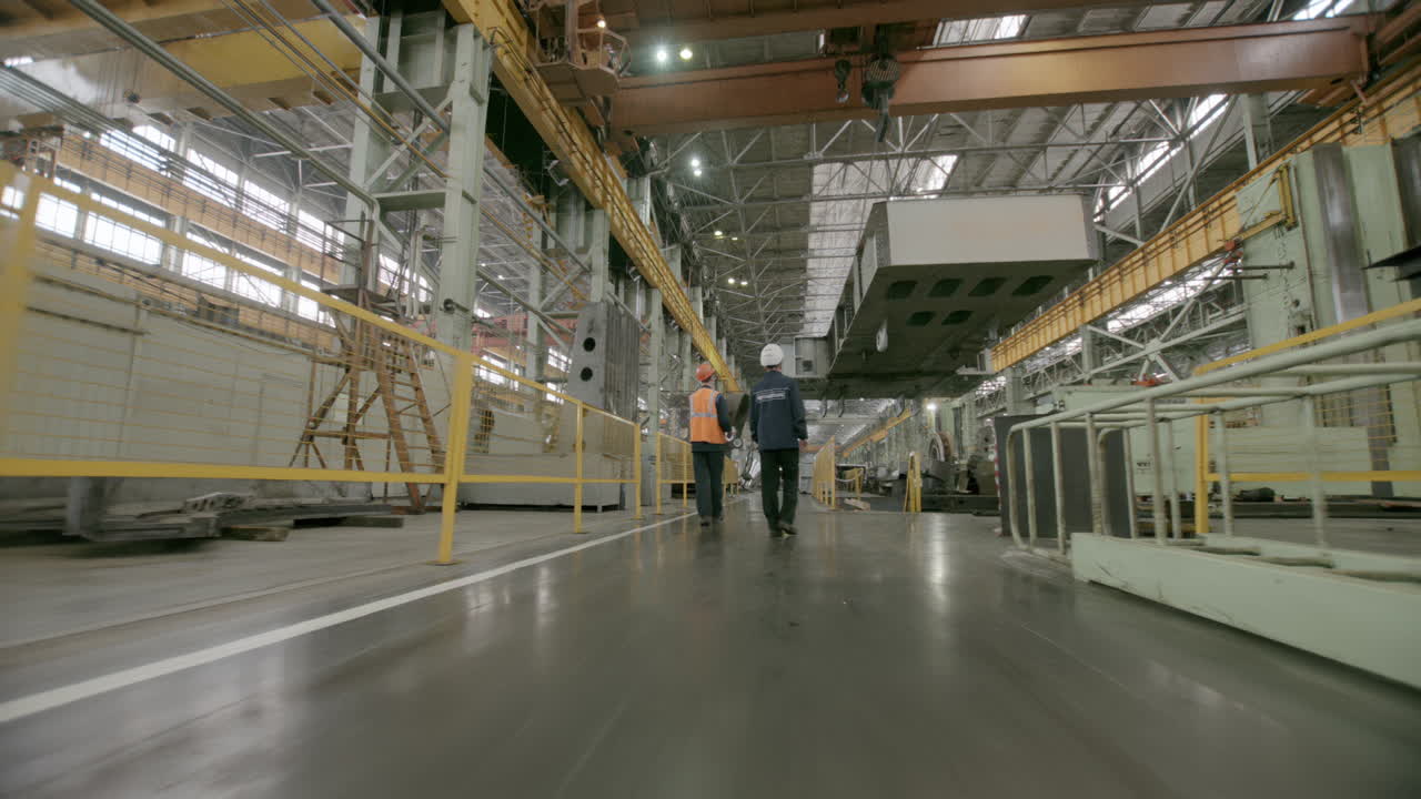 Lavoratori di fabbrica che ispezionano l'attrezzatura
