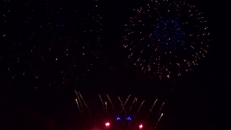 un enorme espectáculo de fuegos artificiales llena el cielo nocturno