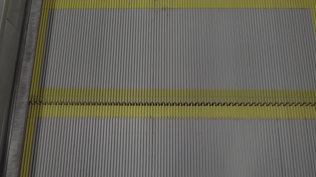 перспектива pov на эскалаторе в аэропорту евгения в замедленной съемке