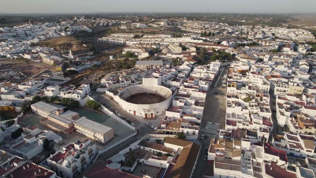 antena orbitando ayamonte paisaje urbano casas blancas en expansión, río guadiana - huelva