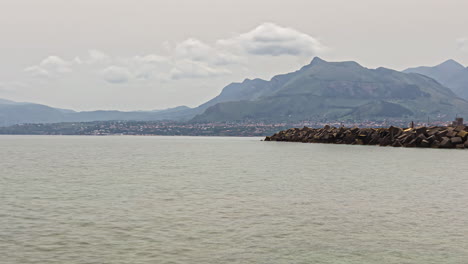 Port-of-Palermo,-Italy-and-the-rugged-mountain-landscape-of-Sicily---time-lapse