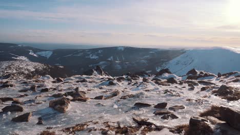 Vista-De-Las-Montañas-Nevadas-Desde-La-Cima-De-La-Montaña-Congelada