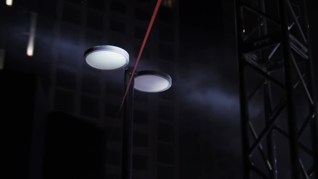 imágenes de la lámpara de la calle en el humo