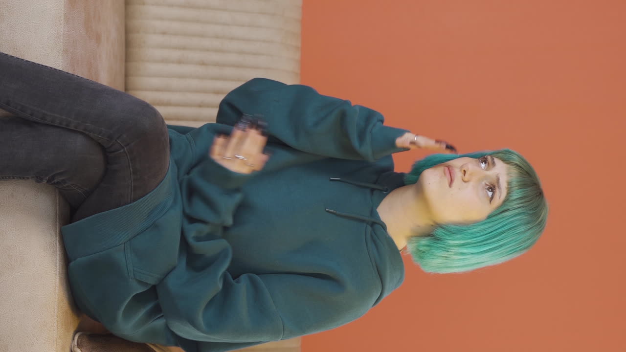 vídeo vertical de la joven que se cree fea.